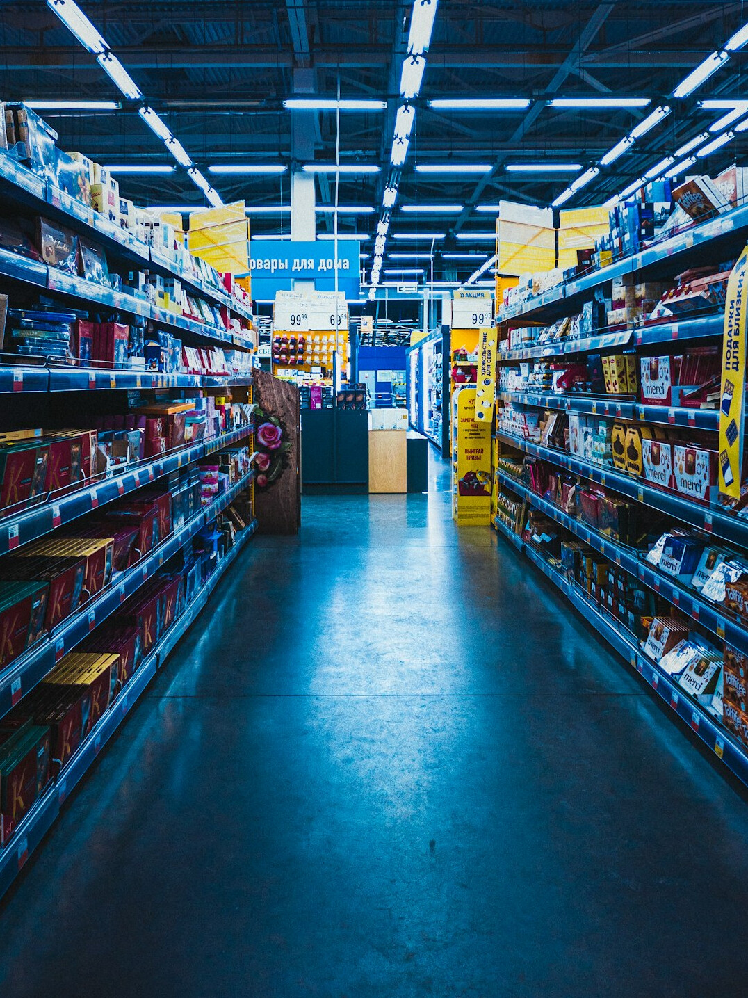 supermarket aisle with shoppers