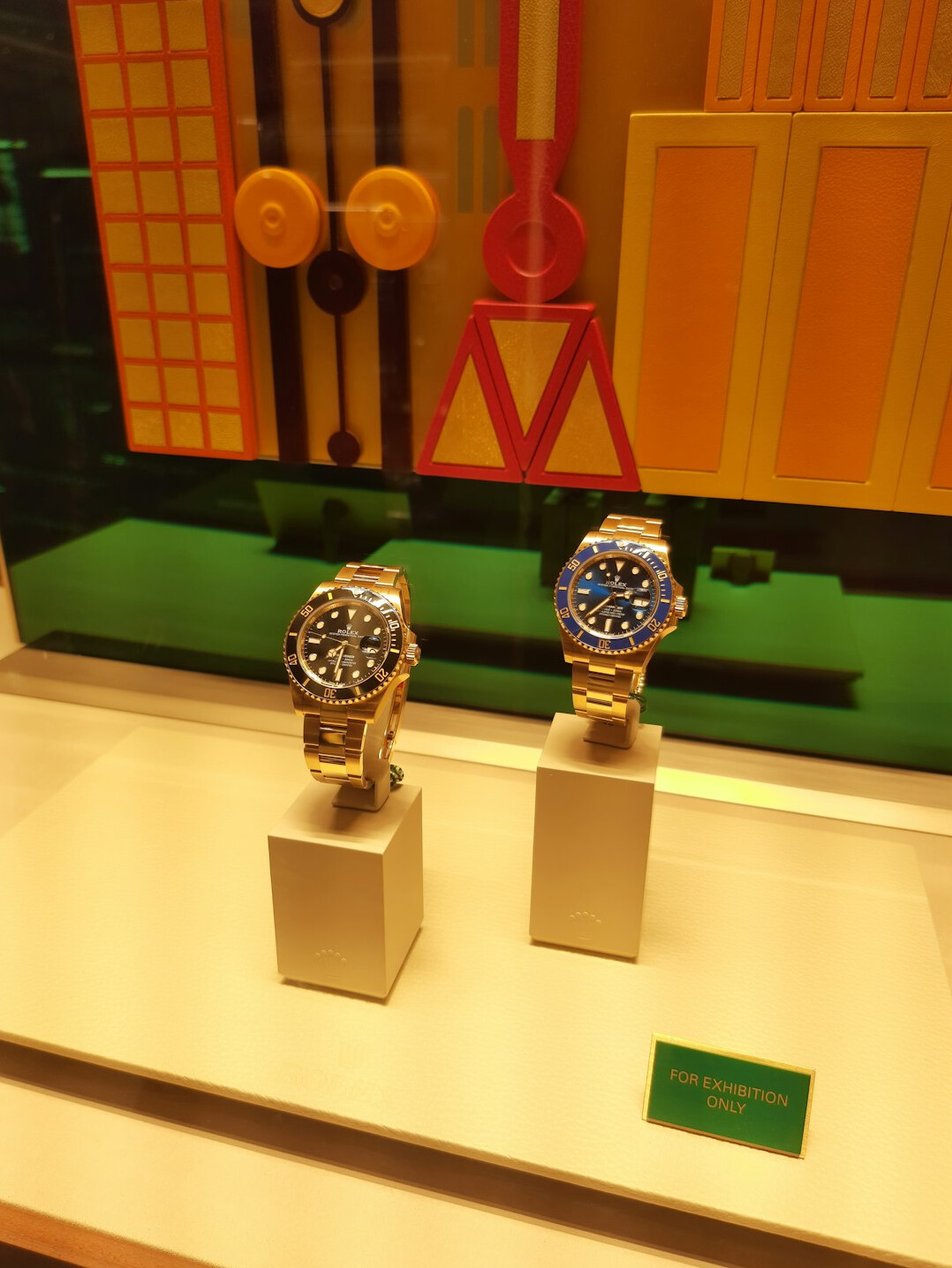 jewelry store display case