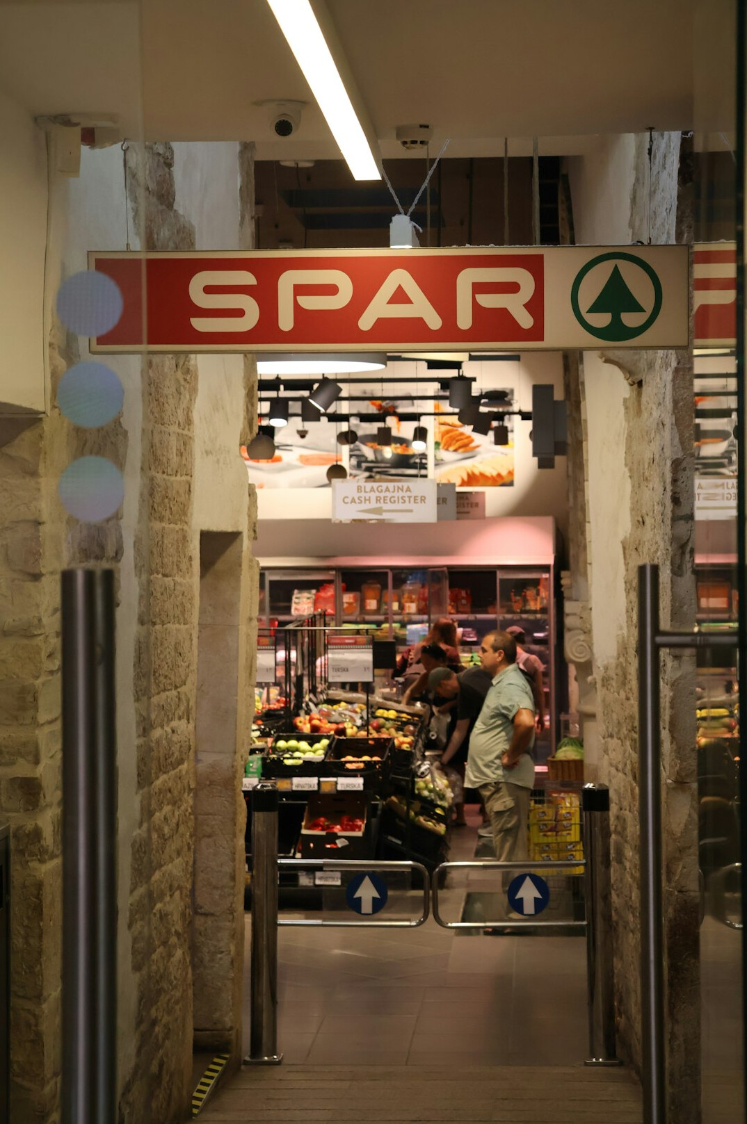 supermarket aisle with shoppers
